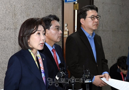 ▲국민의힘 법사위 위원 일동이 3월 25일 오전 국회 본청 원내대표실 앞에서 기자회견을 열고 공석이 된 법제사법위원장직을 국민의힘에 즉각 반환할 것을 촉구하고 있다Ⓒ영등포시대 