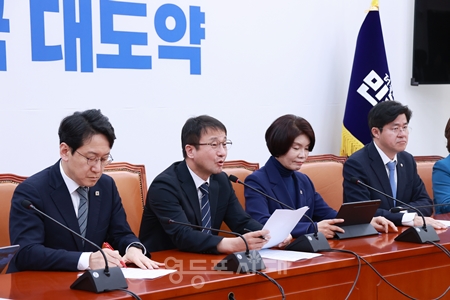 ▲한병도 원내대표(오른쪽에서 두 번째)가 3월 26일 국회에서 열린 정책조정회의 모두 발언에서 “정부 대응에 발맞춰 중동 상황에 실시간으로 대응하도록 하겠다”라고 밝히고 있다.Ⓒ영등포시대