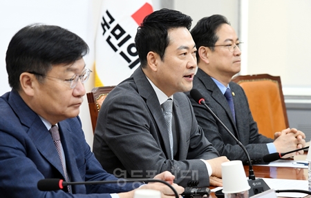 ▲장동혁 대표(왼쪽에서 두 번째)가 정책공모전 ‘국민의 아이디어, 정책이 됩니다’ 시상식에 참석해 인사말을 하고 있다.Ⓒ영등포시대