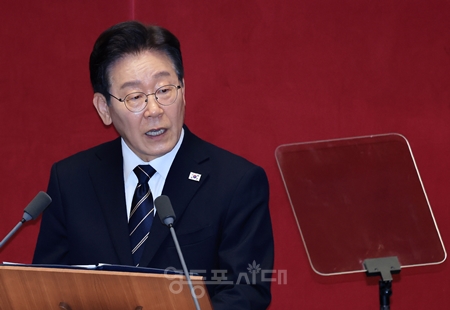 ▲이재명 대통령이 4월 2일 국회에서 2026년 첫 번째 추경 예산안 시정연설에서 “경제 회생의 골든타임을 놓치지 않겠다”라며 “추경안이 신속히 국회를 통과할 수 있도록 초당적 협력”을 당부하고 있다./공동취재