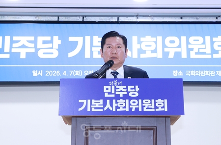 ▲정청래 대표가 인사말에서 대한민국의 헌법 구성과 기본사회와 관련한 내용을 소개하며 “모든 법의 으뜸은 헌법이다”라고 강조하고 있다. Ⓒ영등포시대