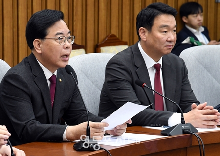 ▲송언석 원내대표(왼쪽)가 4월 7일 국회에서 열린 원내대책회의 모두 발언에서 법무부가 박상용 검사에 대해 직무 정지 조처를 내린 것에 대해 강하게 비판하고 있다. Ⓒ영등포시대