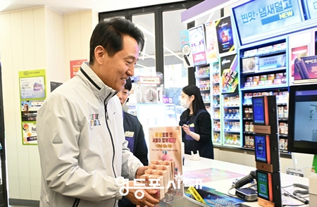 ▲오세훈 서울시장이 7일(화) CU(씨유) 마로니에점에 ‘외로움 없는 서울’ 포토카드를 비치하고 있다./서울시