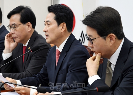 ▲장동혁 국민의힘 대표(가운데)가 9일 국회에서 열린 최고위원회의 모두 발언에서 일명 ‘전쟁 추경’에 대해 “‘중국 추경’이라는 사실이 밝혀졌다고 주장하고 있다.Ⓒ영등포시대