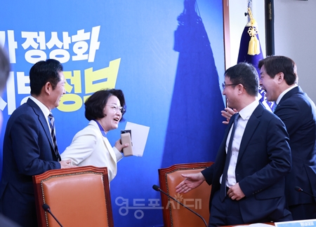 ▲추미애 경기도지사 후보가 행사를 마친 후 “선거운동을 위해 달려 나가겠다”라며 뛰는 자세를 취하고 있다.Ⓒ영등포시대