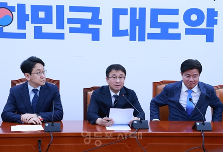 ▲한병도 원내대표(가운데)가 14일 국회에서 열린 원내대책회의 모두 발언에서 “6.3지방선거는 일 잘하는 지방정부를 만드는 선거”라고 강조하고 있다. Ⓒ영등포시대 