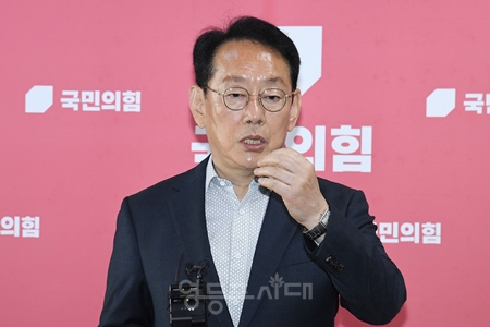 ▲김도읍 국민의힘 의원이 4일 국회에서 기자들과 만나 부산 북구갑 보궐 선거에서 “3자 구도가 되면 승리가 어렵다”라며 국민의힘의 무공천을 제안하고 있다. Ⓒ영등포시대 