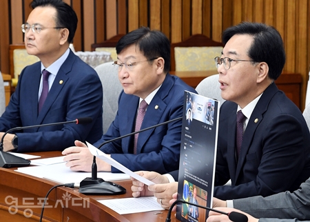 송언석 원내대표(가운데) 14일 국회에서 열린 원내대책회의 모두 발언에서 “대한민국 대통령의 SNS 게시글은 ‘대한민국 정부의 정책 기조이자 방침’이다”라며 이재명 대통령의 SNS(이스라엘 관련 내용)에 대해 강하게 비판하고 있다. Ⓒ영등포시대 