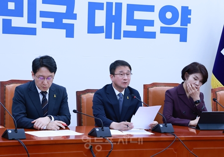 ▲한병도 원내대표(가운데)가 16일 국회에서 열린 정책조정회의 모두 발언에서 “정부는 대통령 소속 국민생명안전위원회를 신설하기로 했다”라고 밝히고 있다.Ⓒ영등포시대