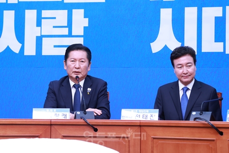 ▲정청래 민주당 대표(왼쪽)가 17일 국회에서 제1차 인재영입식을 열고 제1호 인재 영입 인사로 전태진 변호사를 소개하고 있다.Ⓒ영등포시대