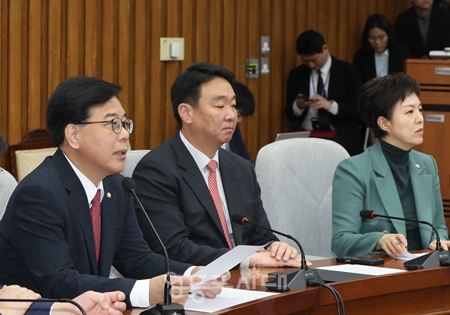 ▲송언석 원내대표(왼쪽)가 17일 국회에서 열린 원내대책회의 모두 발언에서 민주당 주도로 진행되고 있는 검찰의 조작 기소 국정조사에 대해 강하게 비판하고 있다. Ⓒ영등포시대 