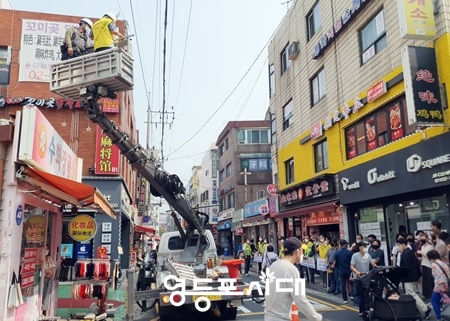 ▲한국옥외광고협회 영등포지부 회원들이 영등포구 대림동 남부사업소 인근을 돌며 옥외광고물 안전 점검 활동을 벌이고 있다. Ⓒ영등포시대db