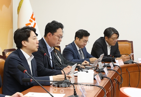 ▲이준석 대표(외쪽)가 4월 20일 국회에서 열린 최고위원회의 모두 발언에서 “이재명 정부는 출범하면서 수사 기관에 달려 있던 브레이크를 모조리 뽑아낸 정부다”라고 비판하고 있다.Ⓒ영등포시대