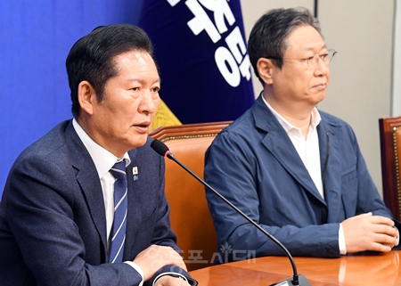 ▲정청래 대표(왼쪽)가 4월 20일 오후 4시 국회에서 기자간담회를 열고 “국회의원 재보궐 선거 공천자 결정은 전략공천이다”라고 밝히고 있다.Ⓒ영등포시대 