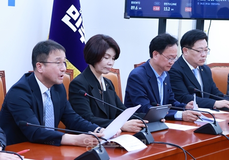 ▲한병도 원내대표(왼쪽)가 21일 국회에서 열린 원내대책회의 모두 발언에서 이재명 대통령의 인도·베트남 국빈 방문에 대해 “국익 중심 실용 외교의 연장선에 있다”라고 밝히고 있다. Ⓒ영등포시대 