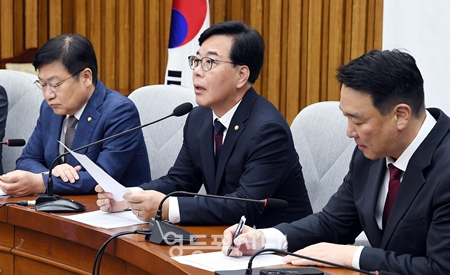 ▲송언석 국민의힘 원내대표(가운데)가 28일 국회에서 열린 원내대책회의 모두 발언에서 “이재명 정부가 6·3 지방선거 이후 금투세를 전격 부활시킬 것이라는 불안감이 확산하고 있다”라고 주장하고 있다. Ⓒ영등포시대 