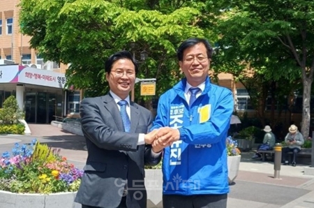 이승훈 영등포구청장 전 예비후보가 결선에 오른 조유진 후보 지지를 선언하고 있다./이승훈 전 예비후보 제공 