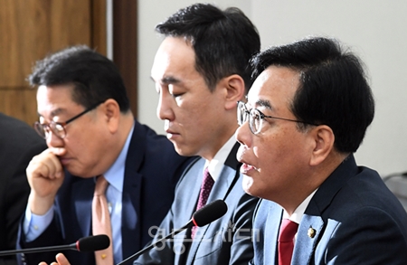 ▲송언석 국민의힘 원내대표(오른쪽)가 4월 30일 국회에서 열린 최고위원회의 모두 발언에서 “이번 국정조사는 한마디로 ‘이재명 유죄 입증 자폭 청문회’였다”라고 주장하고 있다.Ⓒ영등포시대 