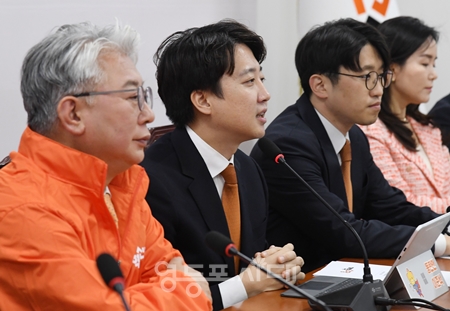 ▲개혁신당 이준석 대표(왼쪽에서 두 번째)가 5월 4일 국회에서 열린 최고위원회의 모두 발언에서 민주당의 윤석열 정부 조작 기소 관련 등 특검 추진을 강하게 비판하고 있다.Ⓒ영등포시대