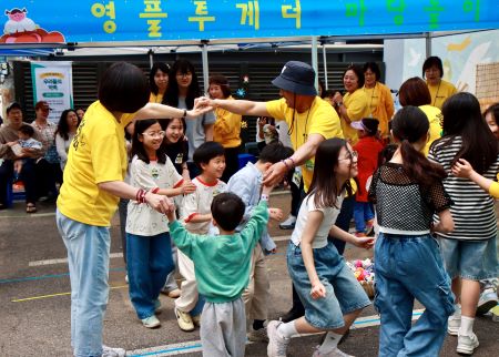 아이들과 함께 놀이하는 주민 놀이활동가 ‘영플투게더’(@영등포종합사회복지관)