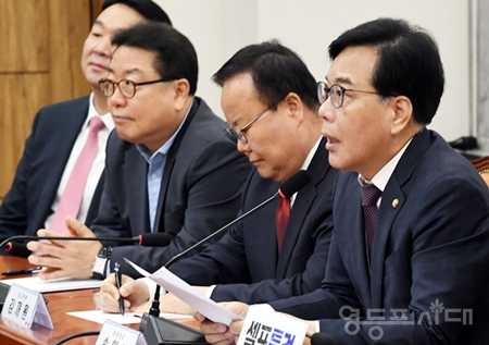 ▲송언석 원내대표(오른쪽)가 “영원한 권력, 영원한 공소 취소도 없을 것이다”라며 민주당이 추진하는 공소 취소 삭제법에 대해 강하게 비판하고 있다. Ⓒ영등포시대 