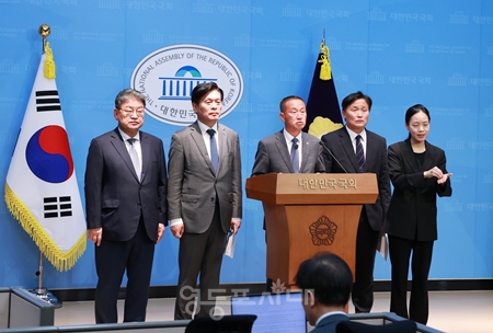 ▲김왕규 무소속 양구군수 예비후보가 5월 6일 국회 소통관에서 기자회견을 열고 민주당 입당 배경과 출마의 변을 밝히고 있다.Ⓒ영등포시대 