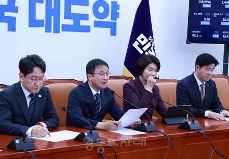 ▲한병도 원내대표(왼쪽에서 두 번째)가 국민의힘을 향해 “국회의원으로서 양심과 소신이 있다면 오늘 개헌안 표결에 참하라”라고 촉구하고 있다.Ⓒ영등포시대