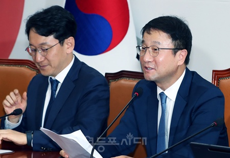 ▲한병도 원내대표(오른쪽)가 6.3지방선거의 필승을 다짐하고 있다.ⓒ영등포시대 