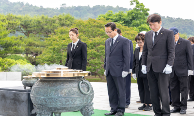 지난해 국립서울현충원을 방문해 참배하고 있는 최호권 영등포구청장(@영등포구)