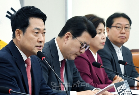 ▲장동혁 대표(왼쪽)가 6월 15일 국회에서 열린 최고위원회의에서 “투표용지 사태에 대해서 특검 하나라도 우리가 마무리할 수 있도록 힘을 모아야 한다”라고 주장하고 있다. ⓒ영등포시대