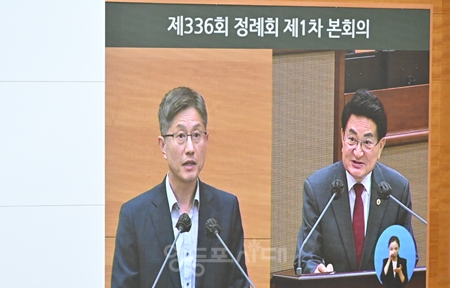 ▲홍국표 서울시의원(오른쪽)이 최진석 서울시 주택실장(오른쪽)을 상대로 질의를 하고있다./이미지=영상 캡처