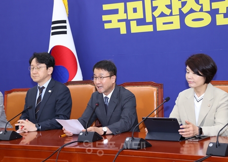 ▲한병도 원내대표(가운데)가 30일 국회에서 열린 원내대책회의 모두 발언에서 오늘 후반기 원 구성과 총리 후보자 인준을 위한 본회의를 열겠다”라고 밝히고 있다. ⓒ영등포시대
