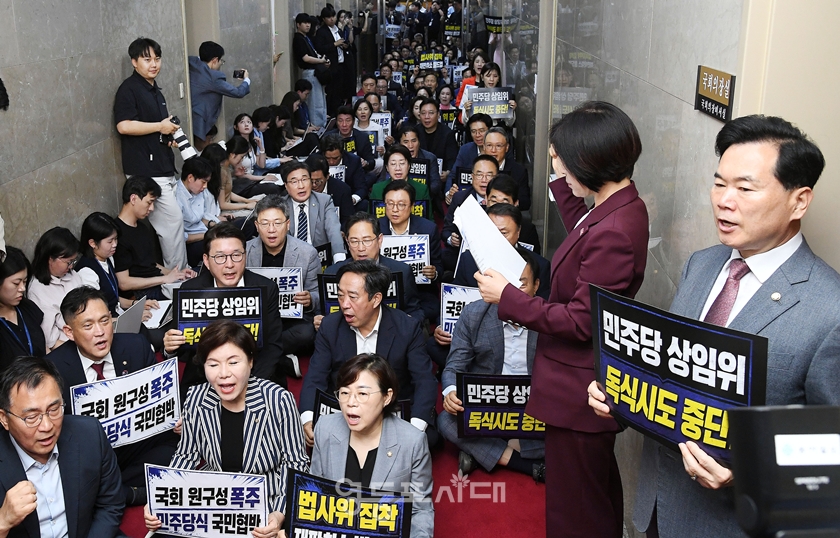 ▲국민의힘 의원들은 이날 국회의장실 앞에서 상임위원회 구성과 위원장 선출 안건 상정에 반대하는 시위를 벌였다. ⓒ영등포시대