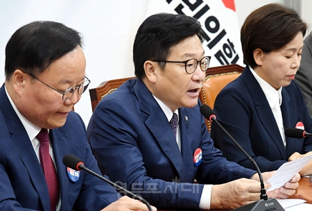 ▲정점식 원내대표(가운데)가 7월 2일 국회에서 열린 최고위원회의 모두발언에서 6.3지방선거 당일 선관위원장에게 ‘기초의원 이중표기 홍보’를 부탁한 것에 대해 강하게 비판하고 있다. ⓒ영등포시대