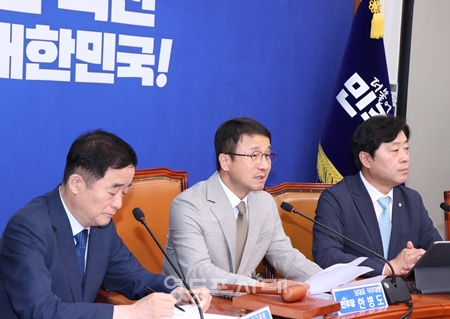 ▲한병도 원내대표(가운데)가 7월 6일 국회에서 열린 최고위원회의 모두 발언에서 “정치가 해야 할 일은 발목잡기가 아니라 초당적인 지원”이라며 국민의힘에 협조를 당부하고 있다. ⓒ영등포시대