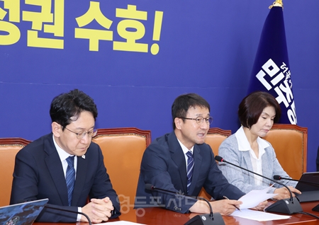 ▲한병도 원내대표(가운데)가 7월 9일 국회에서 열린 정책조정회의 모두발언에서 장동혁 국민의힘 대표가 ‘재명아 고등학생 말고 나랑 싸우자’ 손팻말 시위에 “부끄러울 따름이다.”라고 심정을 밝히고 있다. ⓒ영등포시대  