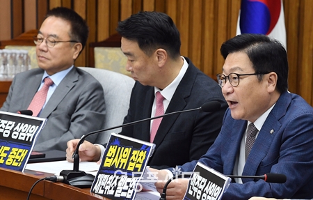 ▲정점식 국민의힘 원내대표(오른쪽)가 7월 10일 국회에서 열린 원내대책회의 모두발언에서 “검찰의 보완수사권 폐지에 반대한다는 뜻을 분명하게 밝히고 있다. ⓒ영등포시대