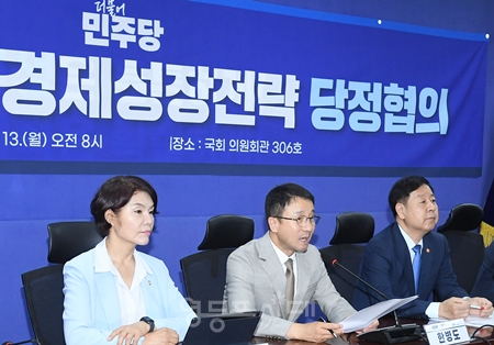 ▲한병도 원내대표(가운데)가 13일 국회 의원회관에서 열린 ‘2026 하반기 경제성장전략 당정협의회’ 인사말에서 “주요 입법을 올해 연말까지 처리하겠다”라고 밝히고 있다.ⓒ영등포시대