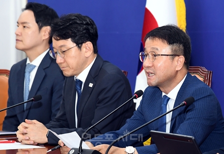 ▲한병도 원내대표(오른쪽)가 14일 원내대책회의 모두 발언에서 “민주당과 정부는 실체적 성과로 답하겠다”라고 밝히고 있다. ⓒ영등포시대  