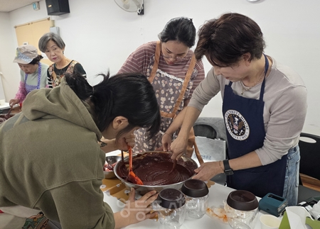 ▲지난해 고추장 만들기 활동사진ⓒ영등포구