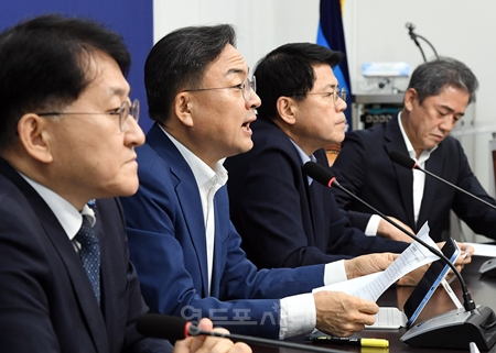 ▲신장식 대표(왼쪽에서 두 번째)가 8월 3일 국회에서 열린 최고위원회의 모두 발언에서 “10월 2일 공소청과 중수청 개청을 앞두고 법령과 규칙, 지침을 빈틈없이 마련해야 한다”라고 강조하고 있다. ⓒ영등포시대