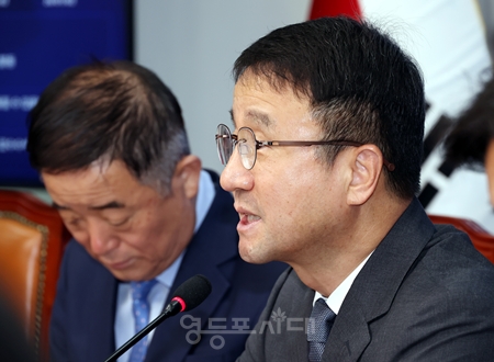 ▲한병도 당대표 직무대행(오른쪽)이 5일 열린 최고위원회의 모두 발언에서 “국민께서 신뢰할 수 있는 부동산 정책을 기필코 만들어내겠다”라고 밝히고 있다. ⓒ영등포시대