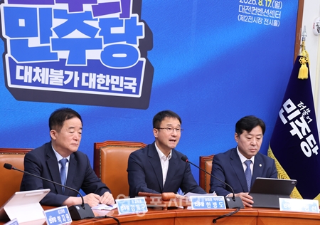 ▲한병도 당대표 직무대행(가운데)이 8월 14일 국회에서 열린 최고위원회의 모두 발언에서 “주택시장 안정은 속도가 생명이다.”라고 강조하고 있다. ⓒ영등포시대