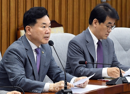 ▲8월 18일 국회에서 열린 국민의힘 원내대책회의를 주재한 김승수 원내수석부대표(왼쪽)가 모두 발언에서 “이재명 대통령의 민주당 당권 장악 작전은 실패했다”라며 민주당 전대 결과에 관한 생각을 밝히고 있다. ⓒ영등포시대