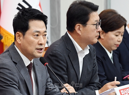 ▲장동혁 대표(왼쪽)가 31일 국회에서 열린 최고위원회의 모두발언에서 법무부 장관 후보자에 김승원 의원을 지명한 것에 대해 강하게 비판하고 있다. ⓒ 영등포시대