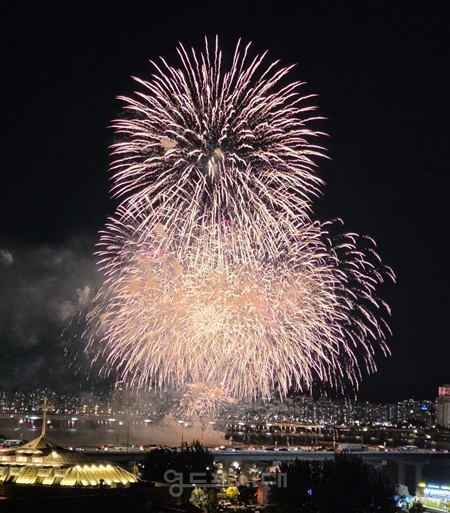 ▲9월 5일 오후 여의도 한강공원 일대에서 개최된 ‘한화와 함께하는 서울세계불꽃축제 2026’ ⓒ 영등포시대