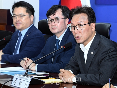 ▲김민석 민주당 대표(오른쪽)가 9월 4일 국회에서 열린 메가성장특별위원회 당정협의회 모두발언에서 메가성장특별위원회에 대한 설명과 함께 역할에 대해 강고하고 있다. ⓒ영등포시대