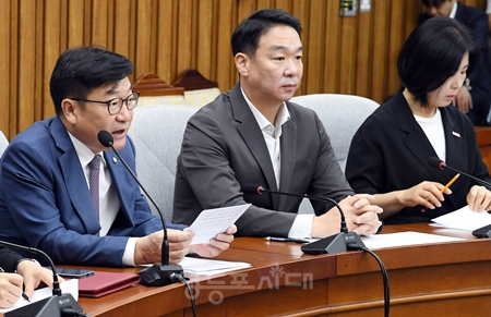 ▲정점식 국민의힘 원내대대표(왼쪽)가 9월 4일 국회에서 열린 원내대책회의 모두 발언에서 김승원 법무부장관 후보자에 대해 “바로 지명을 철회해야 한다.”라고 주장하고 있다. ⓒ영등포시대