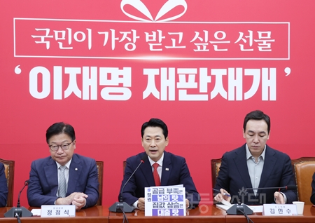 ▲장동혁 대표(가운데)가 9월 28일 국회에서 열린 최고위원회의에서 이재명 대통령을 향해 “사람 참 변하지 않는다”며 강하게 비판하고 있다. ⓒ영등포시대