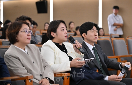 ▲노연수 시의원(가운데)이 한강버스 차등요금제 도입 공청회에서 질의하고 있다. ⓒ서울시의회
